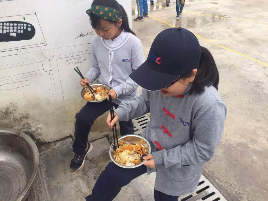 Students eating lunch